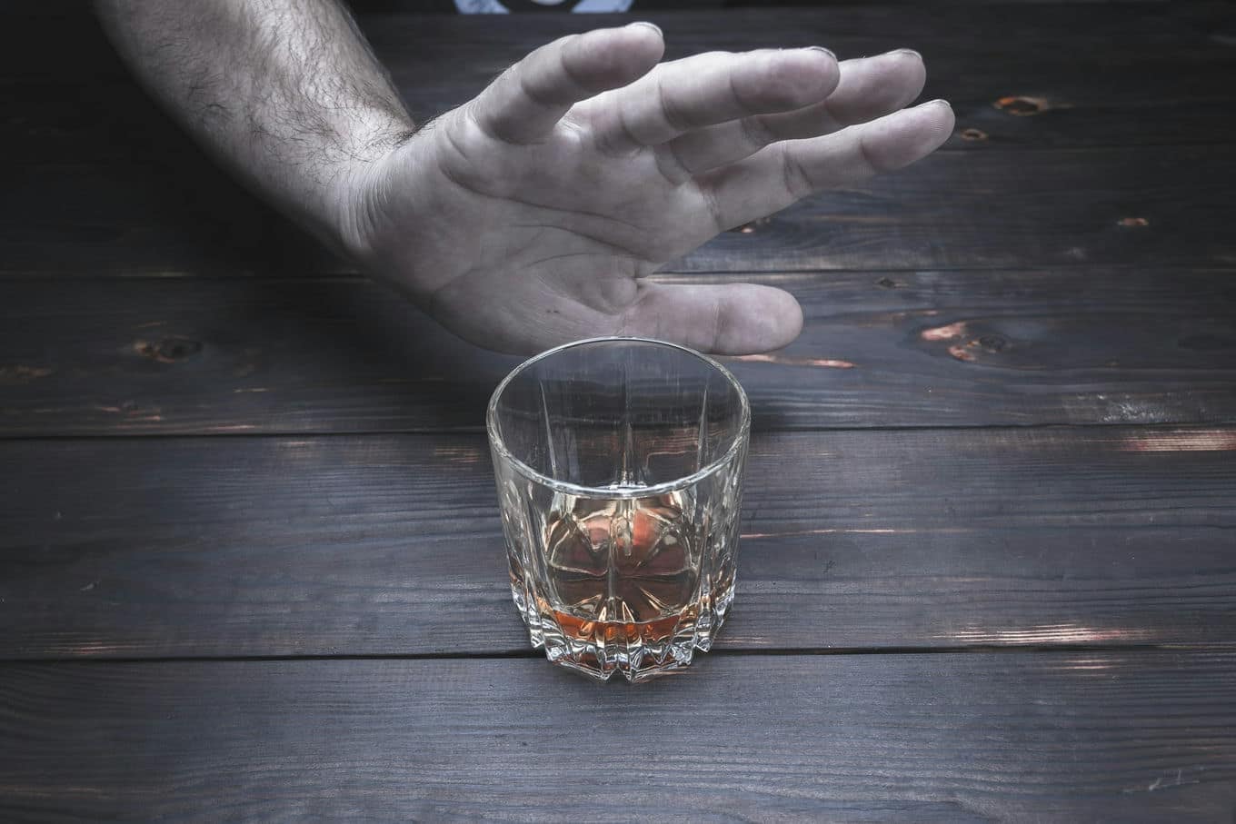 odmawianie szklanki z alkoholem